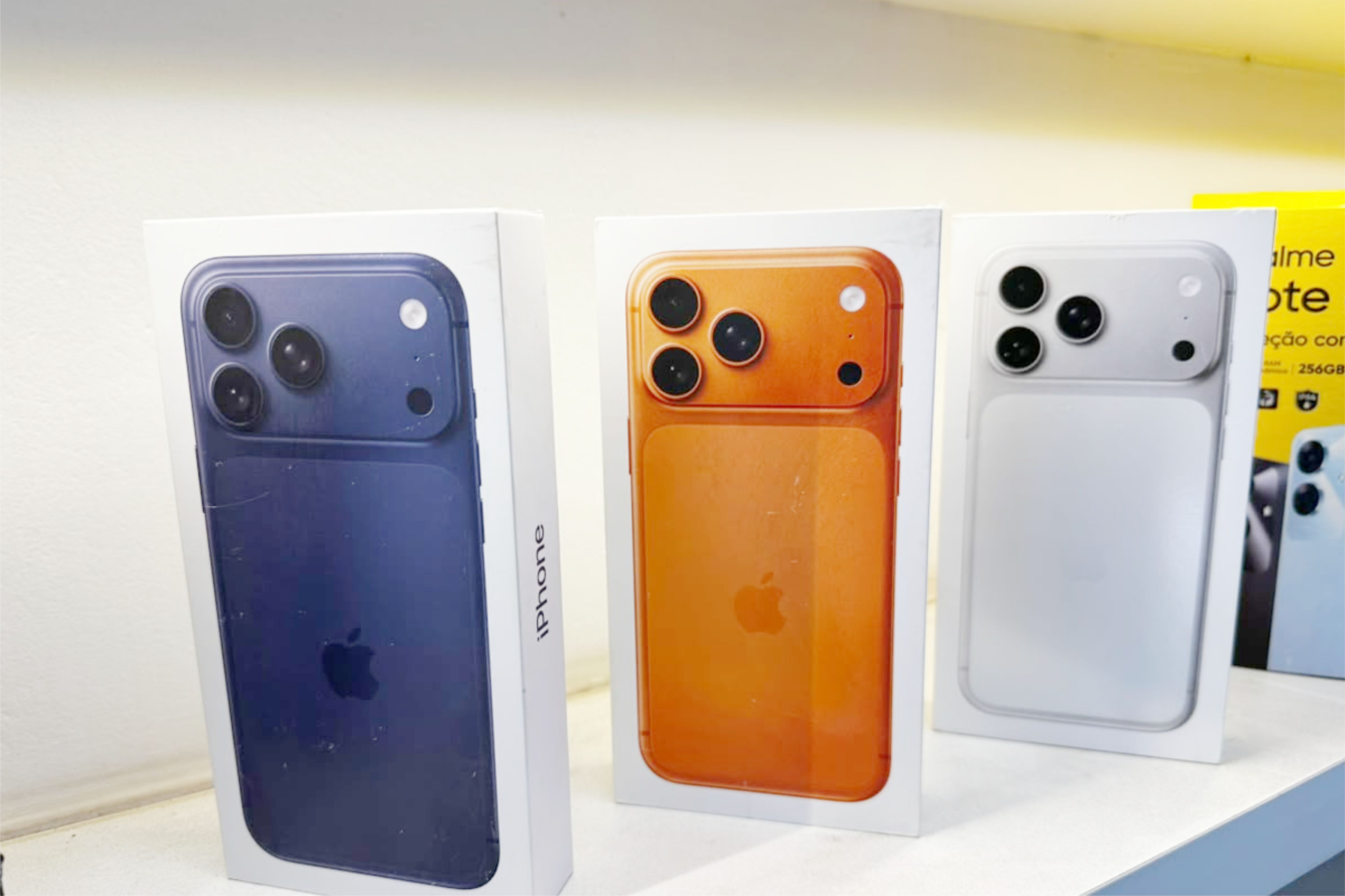 Bancada técnica com celular em reparo